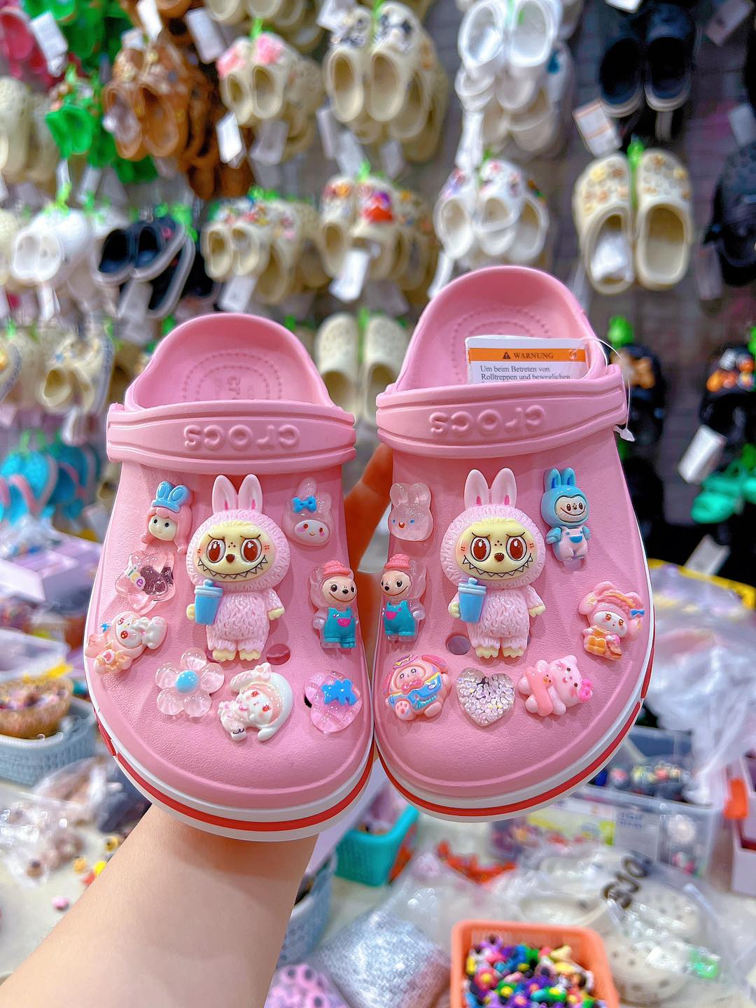 [🆕🇻🇳]  Aiko Kids – Thời Trang Cho Bé – Cửa hàng chuyên dép sục, giày lười và phụ kiện, charm gắn dép 🧑‍🧒❤️️👶⭐️ Xinh lắm ạ cute lạc lối luôn
Đôi sục huyền thoại em bé nào cũng nhất định có 1đ ạ
Mang siêu êm siêu tiện
Size
C4 ( size 19/20)
C5 ( size 21/22)
C6 ( siz , shares-1✔️ , likes-2❤️️ , date-2024-08-21 01:40:49🇻🇳🇻🇳🇻🇳📰🆕