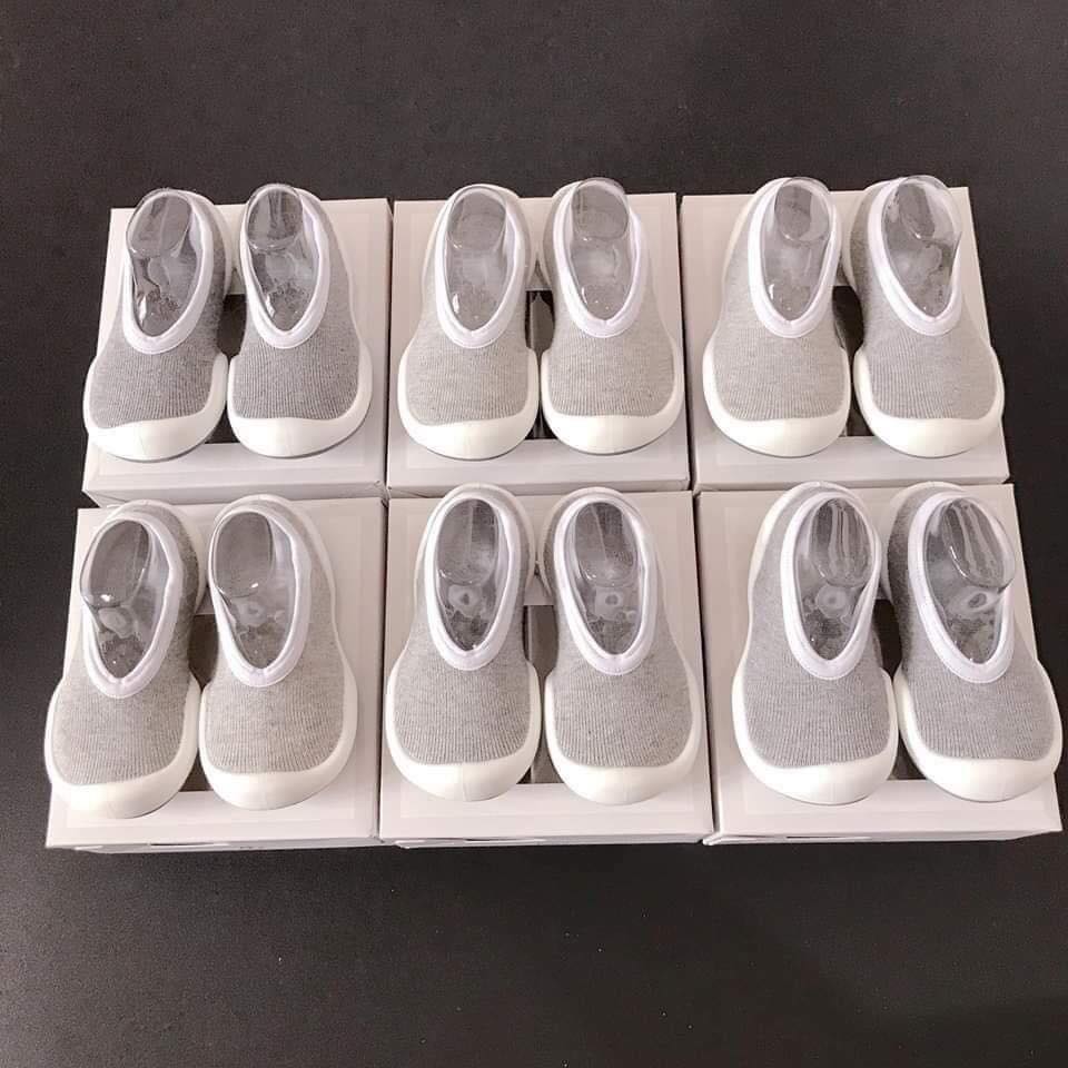 [🆕🇻🇳] Ggomoosin Việt Nam – Giày Tập Đi Cho Bé Cưng 🧑‍🧒❤️️👶⭐️  THỂ THEO YÊU CẦU PHẦN ĐÔNG MẸ BỈM CỦA THỊ TRƯỜNG VIỆT NAM…FLAT SHOES xám có đai được nhiều mom bầu chọn ĐÃ  FULL SIZE Vui chĩuuuu luônggg, shares-0✔️ , likes-13❤️️ , date-2024-08-21 02:53:03🇻🇳🇻🇳🇻🇳📰🆕