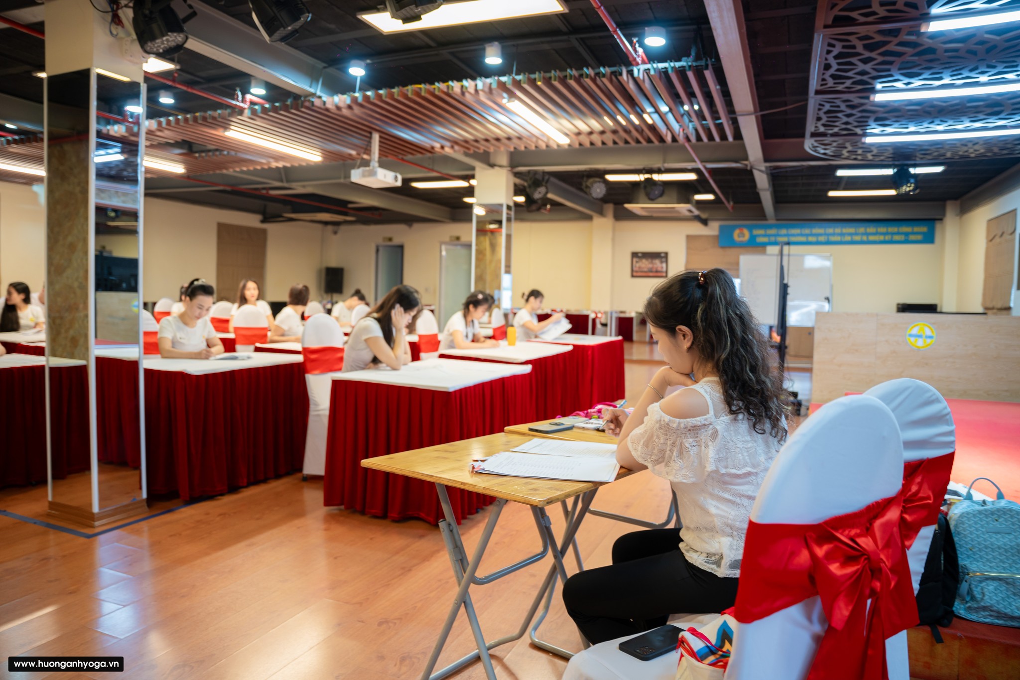 [🆕🇻🇳] Hương Anh Yoga Center 🧘 Top1Yoga 🤸🏻‍♀️  LUYỆN TẬP YOGA VỚI GHẾ | 𝐌𝐀𝐒𝐓𝐄𝐑 𝐕𝐈𝐊𝐀𝐒

 Yoga với ghế là một hình thức tập luyện Yoga hiệu quả và an toàn cho những người mới bắt đầu hoặc có vấn đề sức kh , shares-0✔️ , likes-22❤️️ , date-2024-09-04 14:42:53🇻🇳🇻🇳🇻🇳📰🆕