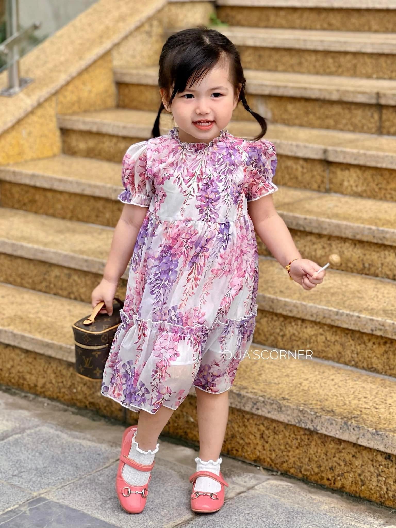 [🆕🇻🇳]  Sweetie by Josie – Thời trang cho bé 🧑‍🧒❤️️👶⭐️ Một chút tím mộng mơ cho cuối tuần lên phố. 
 Thiết kế trang nhã kết hợp với vải voan mỏng, nhẹ mát mẻ giúp bé luôn thoải mái trong ngày hè.
  Giá: 99k
 Bả , shares-0✔️ , likes-0❤️️ , date-2024-06-14 00:58:12🇻🇳🇻🇳🇻🇳📰🆕
