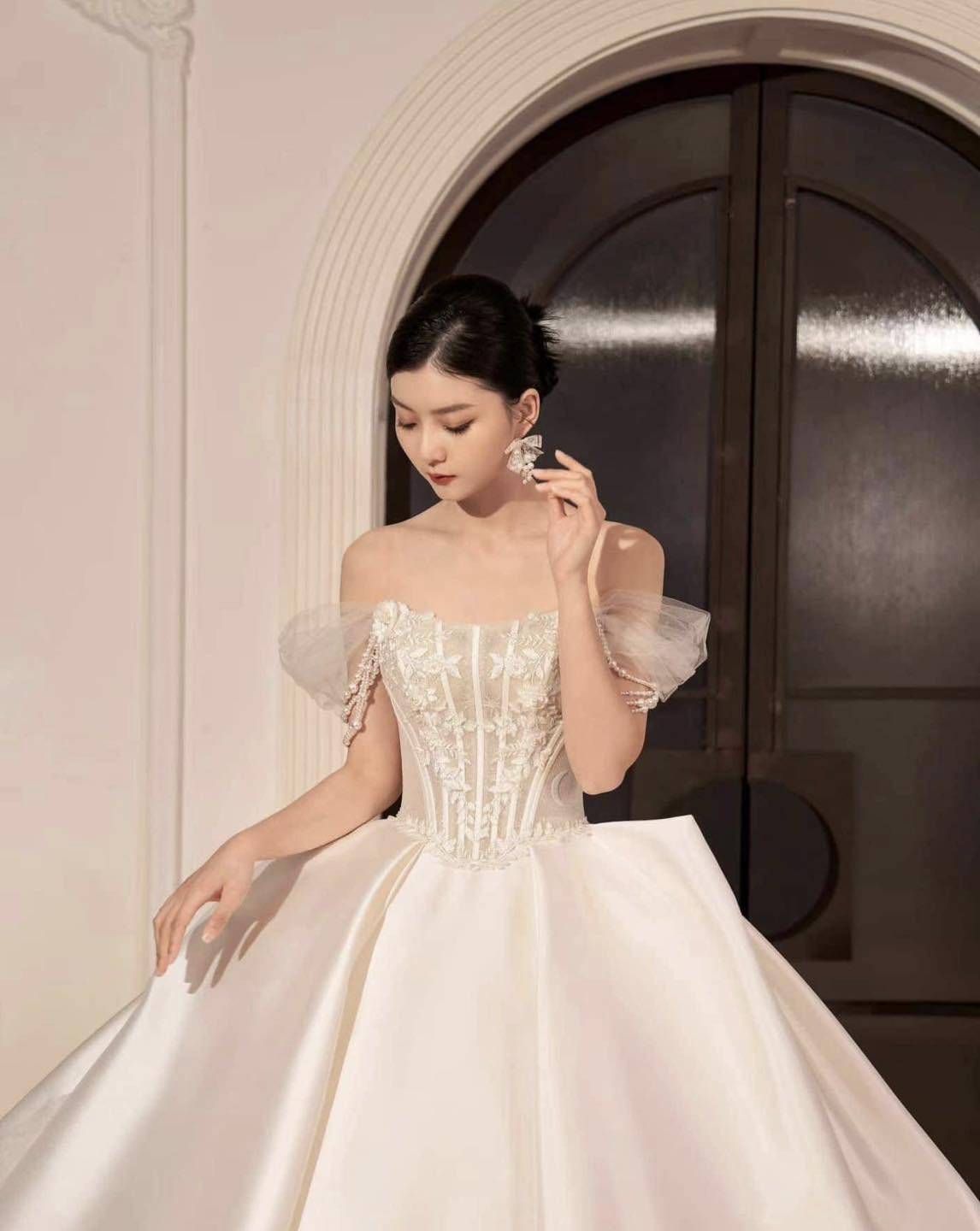 Chiếc váy cưới thiết kế dành riêng cho cô nàng . Lộng lẫy như một đóa hoa trong ngày trọng đại vì nàng xứng đáng với những điều xinh đẹp.
Để #HaHa giúp