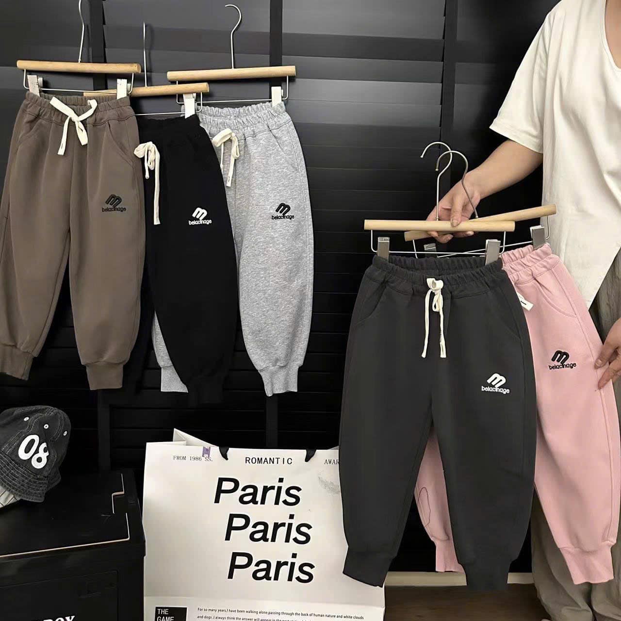 [🆕🇻🇳] Linh Miu Kids – Chuyên bán buôn , bán lẻ đồ bầu , đồ sơ sinh , quần áo phụ kiện trẻ em 🧑‍🧒❤️️👶⭐️ Ôm được lô quần nỉ xịn sò
 Sz 110-150
 E bán lấy tương tác #105k ở stt này nha!!!!
 Chất k đẹp trả lại e luôn
 , shares-0✔️ , likes-1❤️️ , date-2024-08-29 14:41:43🇻🇳🇻🇳🇻🇳📰🆕