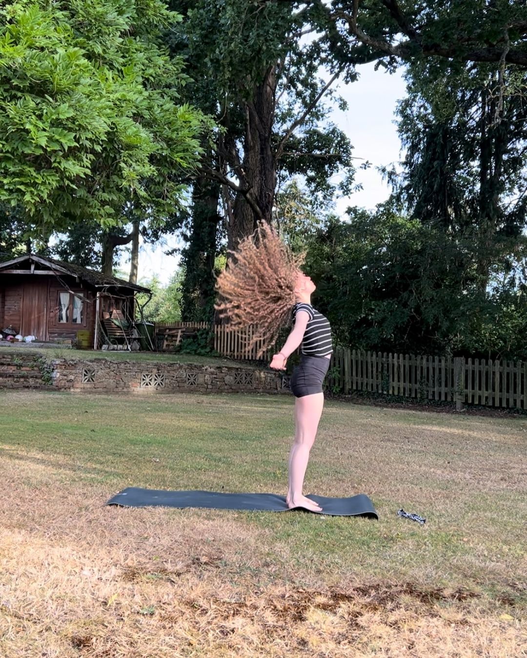 [🆕🇻🇳] Huyền Nguyễn Yoga 🧘 Top1Yoga 🤸🏻‍♀️ Đây là hình ảnh chiều nay của tui khi vừa vác thảm ra định tập Yoga ngoài trời  P/s: Lạc quan vậy thôi chứ nghe tin bão em cũng sợ lắm. Cả nhà nhớ chú ý an , shares-0✔️ , likes-14❤️️ , date-2024-09-06 00:58:13🇻🇳🇻🇳🇻🇳📰🆕