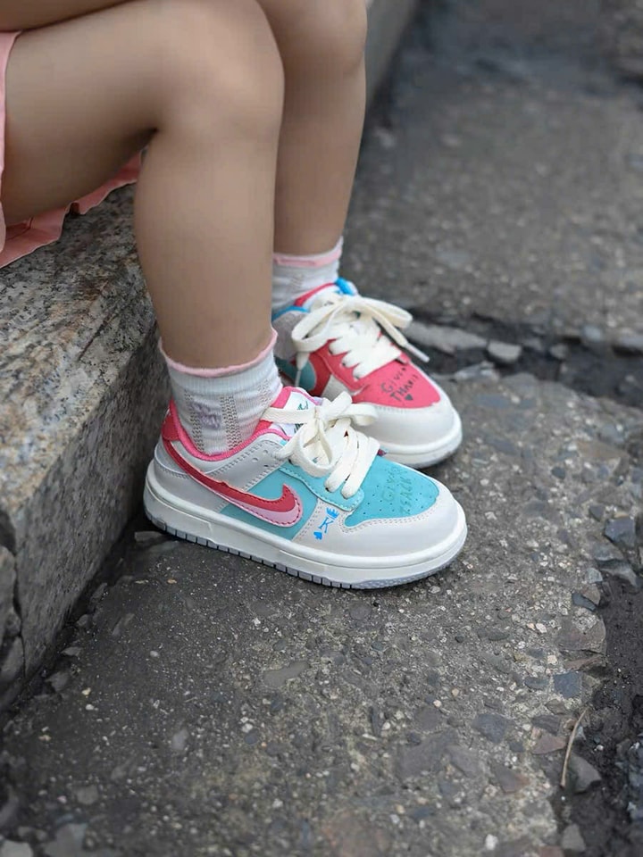 [🆕🇻🇳]  Sugar Baby – Chuyên thời trang trẻ em, sơ sinh 🧑‍🧒❤️️👶⭐️ L25-Giày thể thao 2 màu Hồng, Xanh phong cách mới cho bé trai bé gái
– Màu sắc: Xanh Hồng
– Size 27-36
———————
BẢNG SIZE:sz 27 – tương ứng  , shares-0✔️ , likes-1❤️️ , date-2024-09-05 17:38:21🇻🇳🇻🇳🇻🇳📰🆕