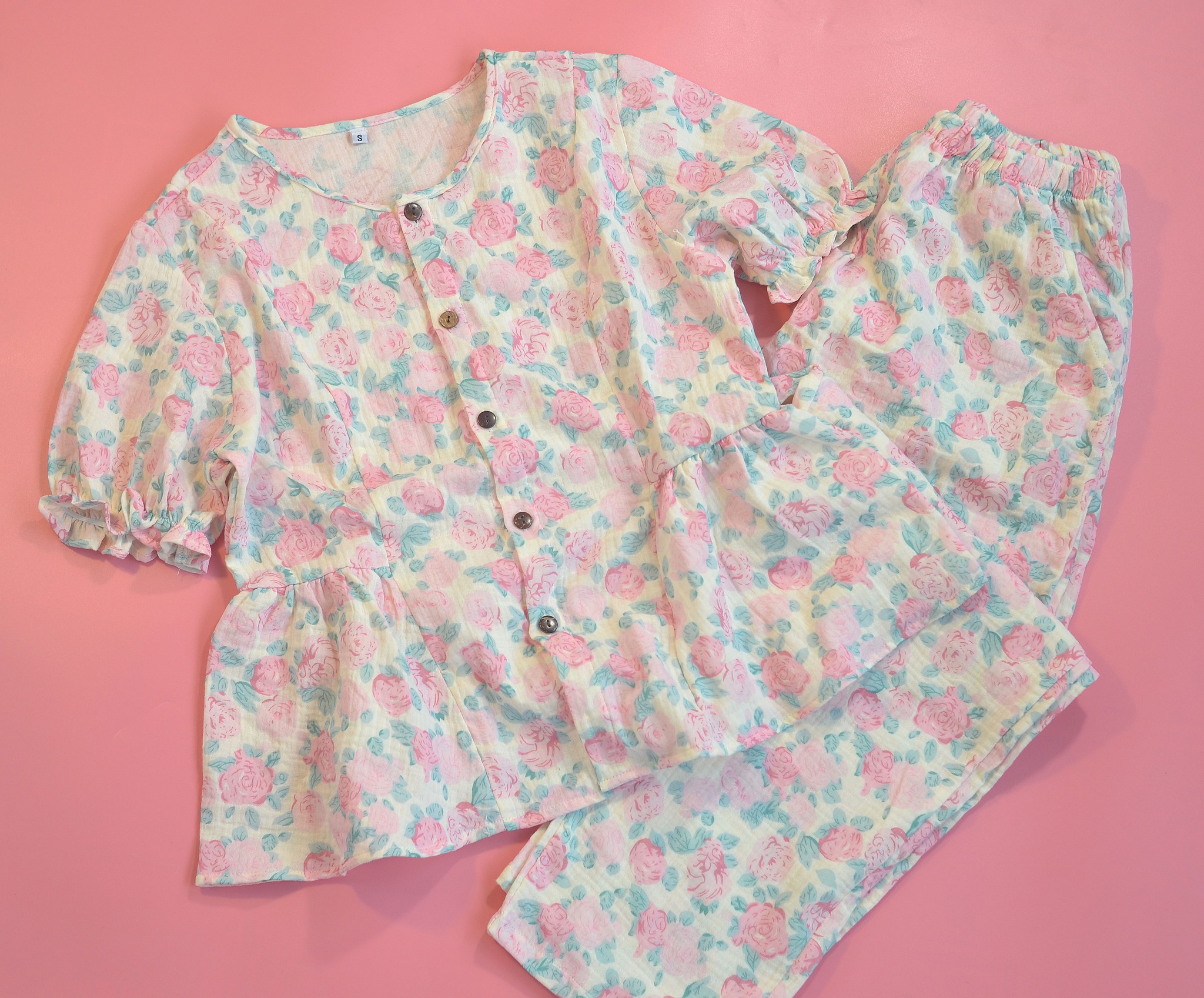 [🆕🇻🇳] Touch_Vietnam  -Touch chuyên thiết kế, sản xuất và bán sỉ, bán lẻ quần áo cao cấp trẻ em 🧑‍🧒❤️️👶⭐️ Chiếc tus tổng hợp các mẫu mặc nhà mẹ và bé trên kệ Touch nhe ạ
Điều các mẹ có thể yên tâm là ở nhà Touch chất vải luôn luôn được ưu tiên hàng đầu, đảm bả , shares-0✔️ , likes-4❤️️ , date-2024-09-05 16:07:03🇻🇳🇻🇳🇻🇳📰🆕