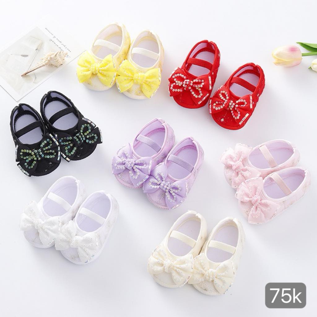 #75k đôi giày iu iu cho bé, mang đồ đẹp không thể thiếu phụ kiện xinh được ạ
Size 10 - 12cm