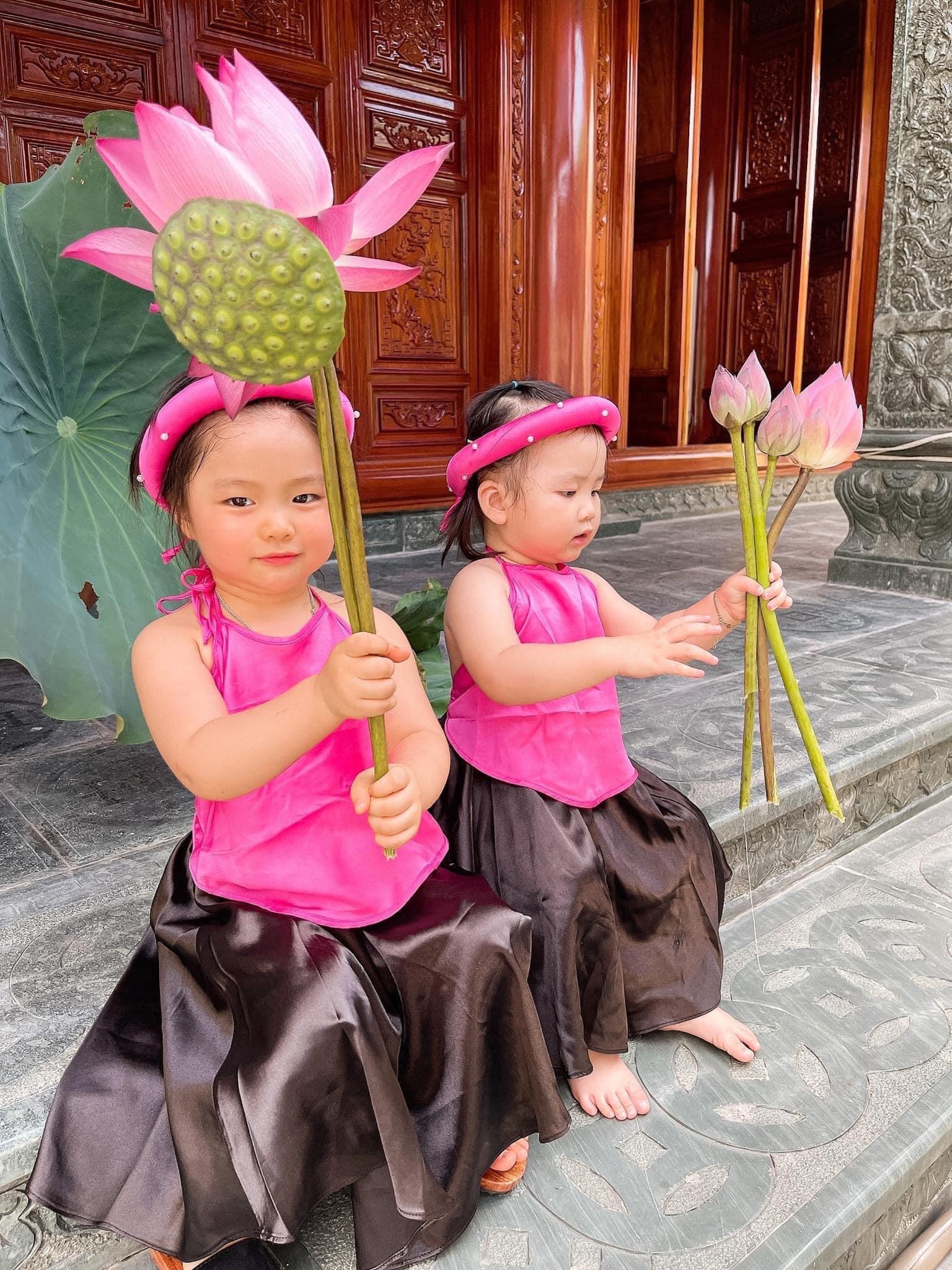 [🆕🇻🇳]  Sweetie by Josie – Thời trang cho bé 🧑‍🧒❤️️👶⭐️ Hoá thân thành cô Tấm trong sét yếm đào, các mẹ mau rinh về cho bé để chụp ảnh nào <3
 Giá hạt dẻ chỉ 69k/sét 
 Size 1: 7-10kg
 Size 2: 10-12kg
 Size 3: , shares-0✔️ , likes-0❤️️ , date-2024-04-13 01:44:32🇻🇳🇻🇳🇻🇳📰🆕