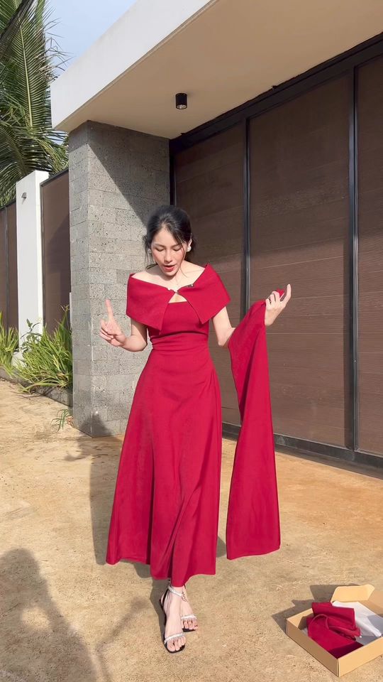 Đầm bệt vai dự tiệc nay đã có form ngắn cho nàng 1m5 nhé ạ. Tha hồ bon chen các chị nha #thinhhanh #thoitrangnu #dicistore