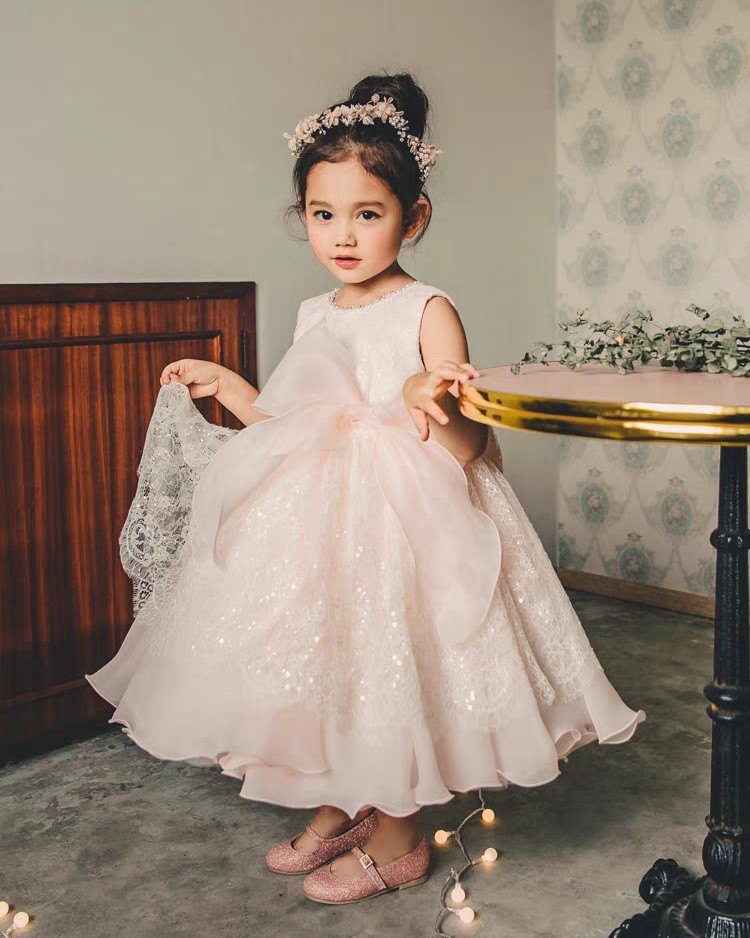 [🆕🇻🇳]  MMKID aims to bring kids the most high fashionable and high quality party design 🧑‍🧒❤️️👶⭐️ Chiếc đầm công chúa bé gái với tone hồng pastel nhẹ nhàng nữ tính, khéo léo kết hợp với hoạ tiết ren sang trọng, khiến bé thật  tự tin nổi bật và yêu thích , shares-0✔️ , likes-3❤️️ , date-2024-10-16 05:51:07🇻🇳🇻🇳🇻🇳📰🆕
