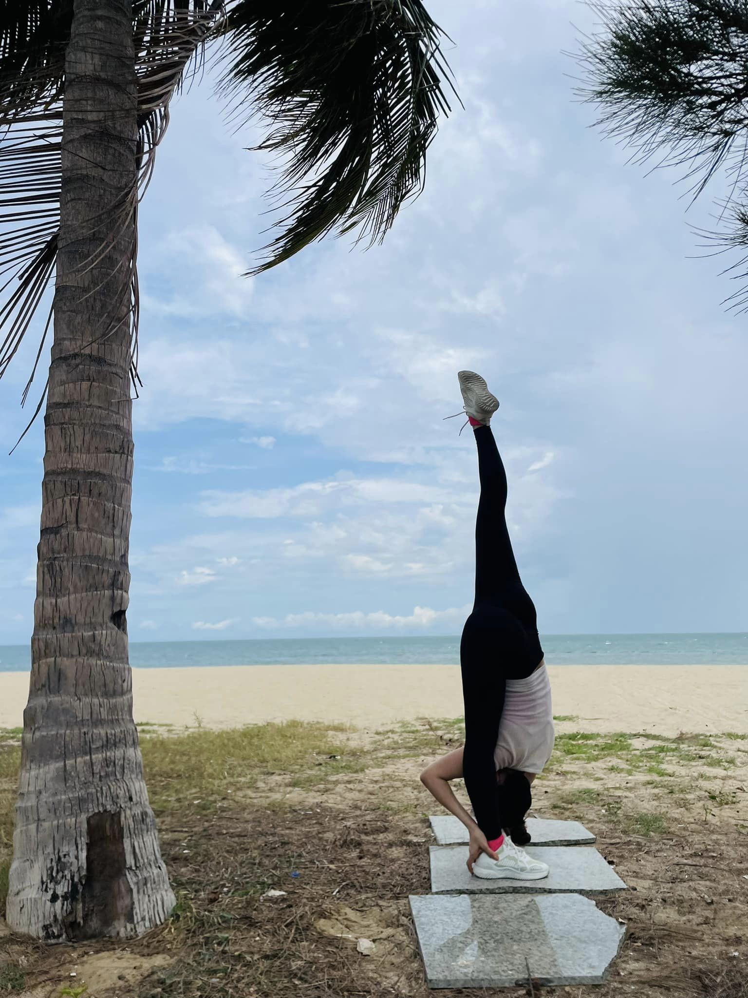 [???] Nghi Nghi Yogi  (Cô giáo nhỏ) – Huấn luyện viên ? Top1Yoga ??‍♀️ Thứ ta chụp lại đâu chỉ là hình ảnh.
 Thứ ta chụp lại là thời tiết đẹp, là tâm trạng tốt, là vô số khoảnh khắc tuyệt vời, là thanh xuân, là năm tháng, là n , shares-0✔️ , likes-0❤️️ , date-2024-11-17 19:53:06????????
