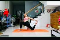 Có thể là hình ảnh về 1 người, đang tập yoga và văn bản