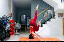 Có thể là hình ảnh về 1 người, đang tập yoga và văn bản