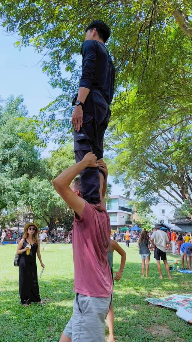 Đi đâu cũng gặp những người bạn đáng yêu cùng chia sẻ những kinh nghiệm luyện tập và giảng dạy bộ môn Acro Yoga. Đã lâu lắm rồi mới gặp được cặp đôi cùng l