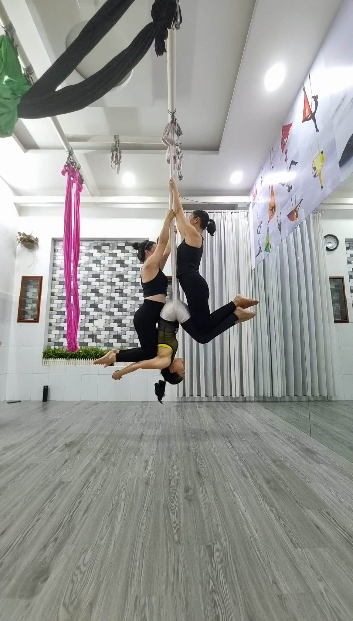 [???] Chill Yoga – Yoga_Aerial Yoga_Inside Flow  ? Top1Yoga ??‍♀️ 2 lớp đang chiêu sinh chuẩn bị mở
Ib Mai sớm nhé

Lịch tập AERIAL 
(Tối đa 9 Hv mỗi lớp nên đảm bảo chất lượng)
Lớp đang học:
_Sáng 2⃣4⃣6 , shares-1✔️ , likes-8❤️️ , date-2024-10-25 04:11:12????????