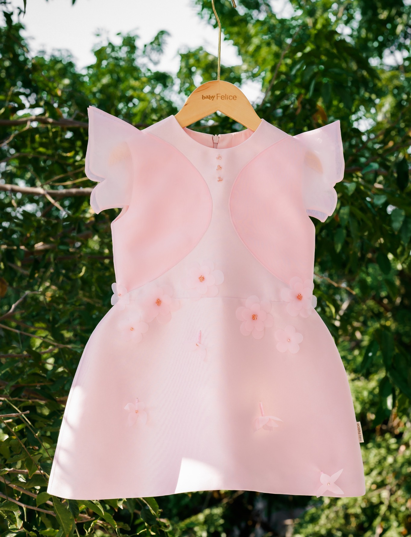 [???]  BiKids Shop – MinkyMom Cho Bé ?‍?❤️️?⭐️ Tay ngắn quần dài bé mặc mùa này là chân ái lắm dồiiii nè.
  Chất vải thun lạnh, sờ mát mềm, bé mặc nhẹ thoáng và rút mồ hôi tốt nha Ba Mẹ 
 Em có size 90- , shares-0✔️ , likes-0❤️️ , date-2024-11-22 06:53:03????????