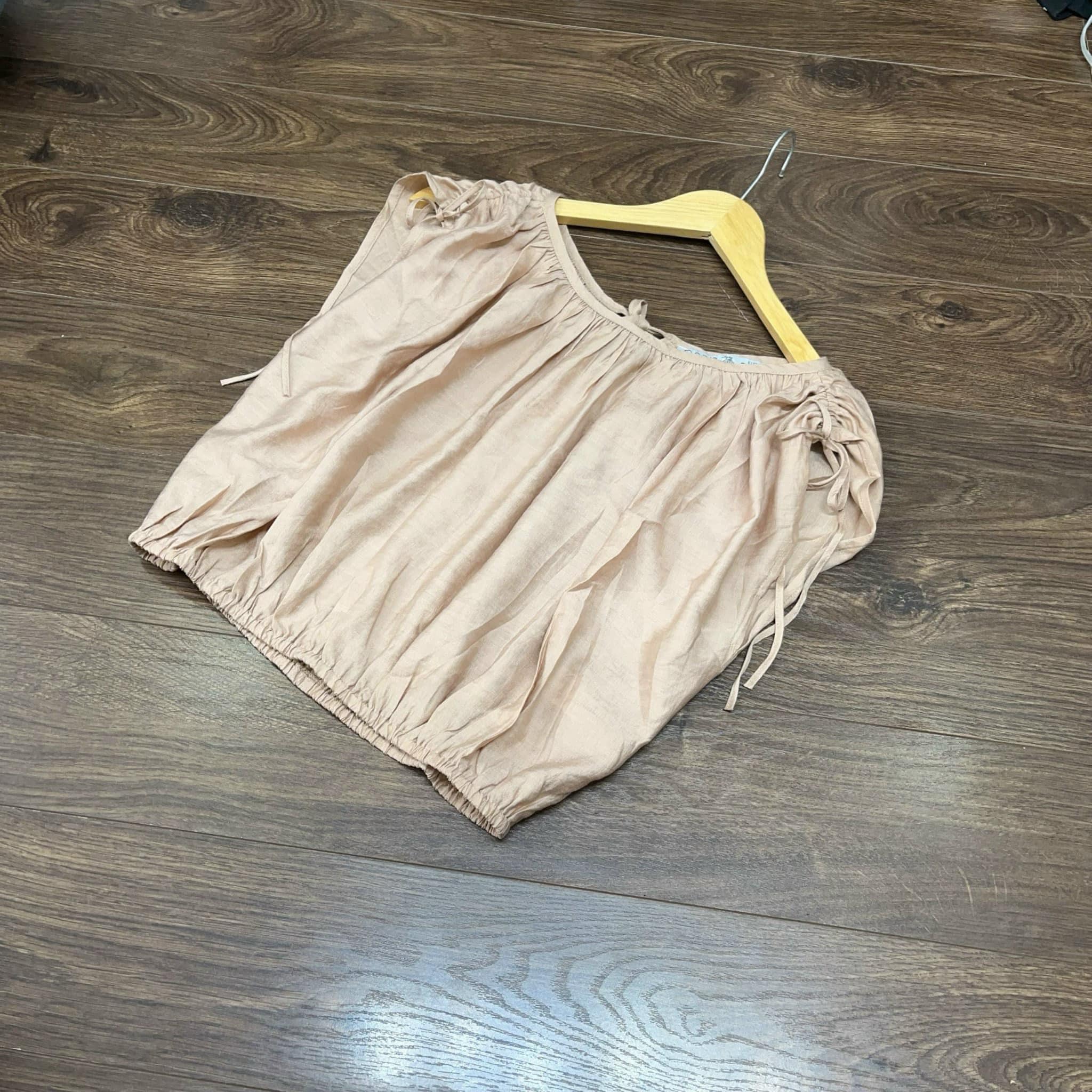 Áo D.R
chất vải - xịn - mướt - mát
Có kéo rút ở vai tuỳ chỉnh Size xs s m l
- XS < 50kg ( dài áo 44cm)
- S < 55kg
- M < 60kg
- L < 65k
