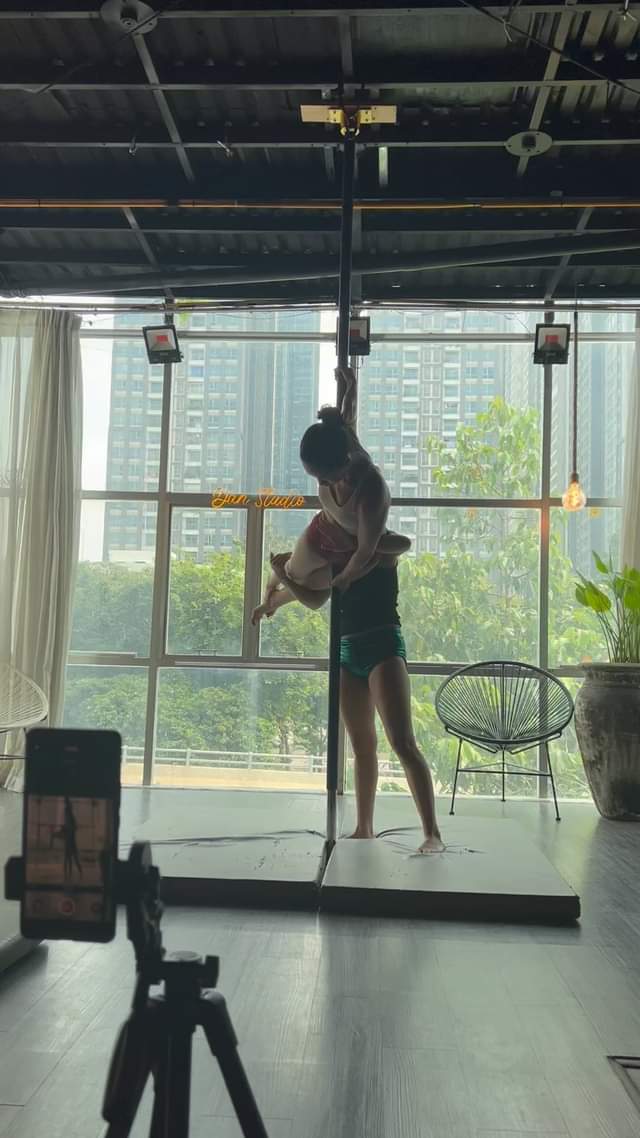 [???] Dan Poledance Studio ? Top1Yoga ??‍♀️ Học viên nhà Dan feel the beat Lớp cột ban trưa của các chị U40-50 tại Dan studio, luôn đầy ấp tiếng cười và tinh thần quyết chiến bắt cho được combo của c , shares-0✔️ , likes-0❤️️ , date-2024-11-07 06:33:38????????