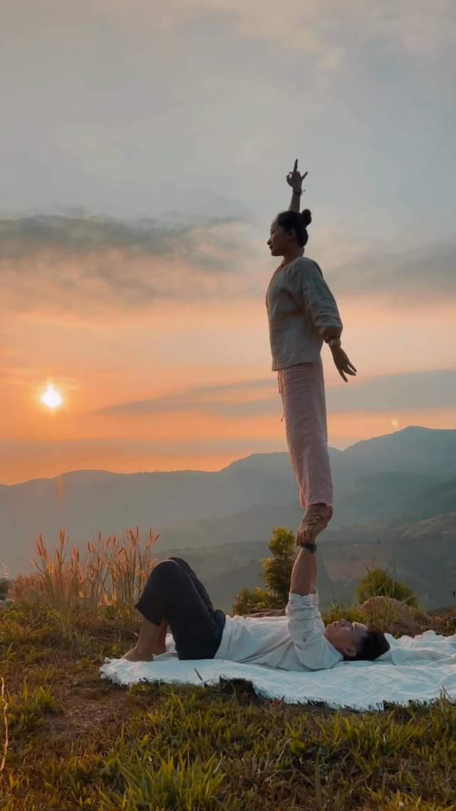 Mặt trời kia dù ở đâu
Dù ngày trôi nhanh hay rất lâu
Dù là mình xa cách nhau
Ánh sáng ấy vẫn là như thế #acroyoga