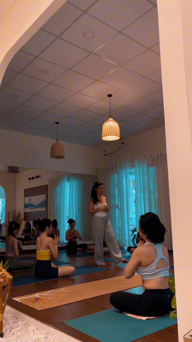 [???] Yoga House ? Top1Yoga ??‍♀️  Cuối tuần thư giãn cùng Yoga Bầu với mẹ và bé đáng yêu 
Một chút yên bình, một chút yêu thương và rất nhiều năng lượng tích cực!  Mỗi buổi học yoga bầu cu , shares-0✔️ , likes-5❤️️ , date-2024-11-11 00:14:09????????