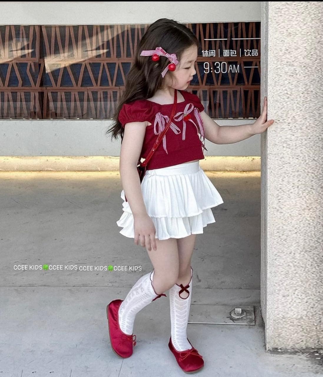 SÉT VÁY TIỂU THƯ CHO BÉ DIỆN HÈ #150k
Áo cotton tàu thiết kế cổ vuông , tay chun phối phụ kiện nơ caro và chery siêu bắt mắt dễ thương, chân váy dập