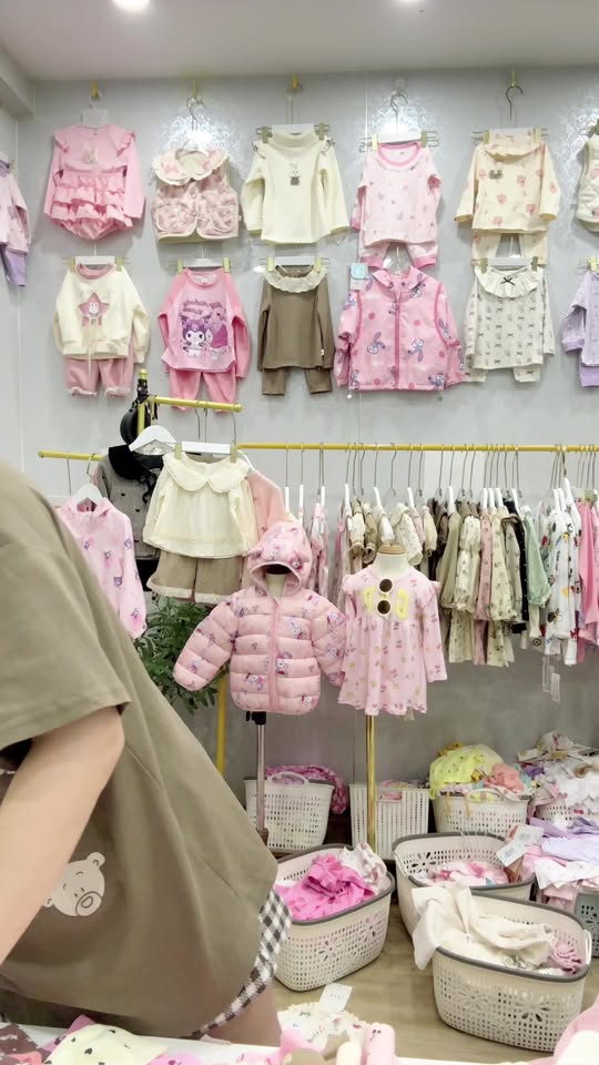 [???]  Tiệm Nhà Cây Chuyên sỉ lẻ quần áo cho bé hàng chất lượng tuyển chọn với giá cực ưu đãi  ?‍?❤️️?⭐️ Đông về các mẹ ưi, nhiều hàng mới về cực hời ạ
 , shares-6✔️ , likes-261❤️️ , date-2024-10-29 03:48:37????????