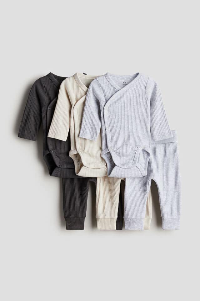 Phải có của e bé sơ sinh ạ organic cotton
Sz 0/1 1/2 2/4 4/6 6/9m (Order 2-3 tuần #HM)