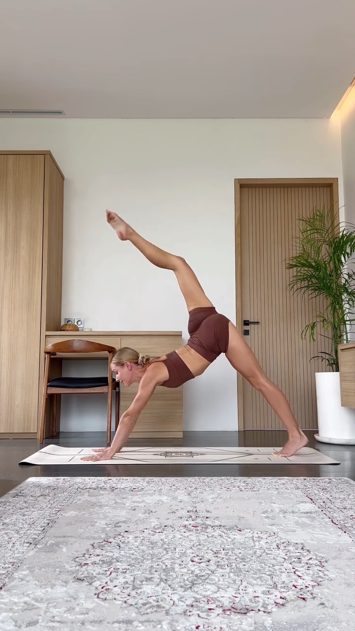 Buổi sáng là khi mặt trời đánh thức thế giới, và yoga đánh thức trái tim. Mỗi nhịp thở, mỗi chuyển động nhẹ nhàng là lời nhắc rằng chúng ta luôn có thể bắt