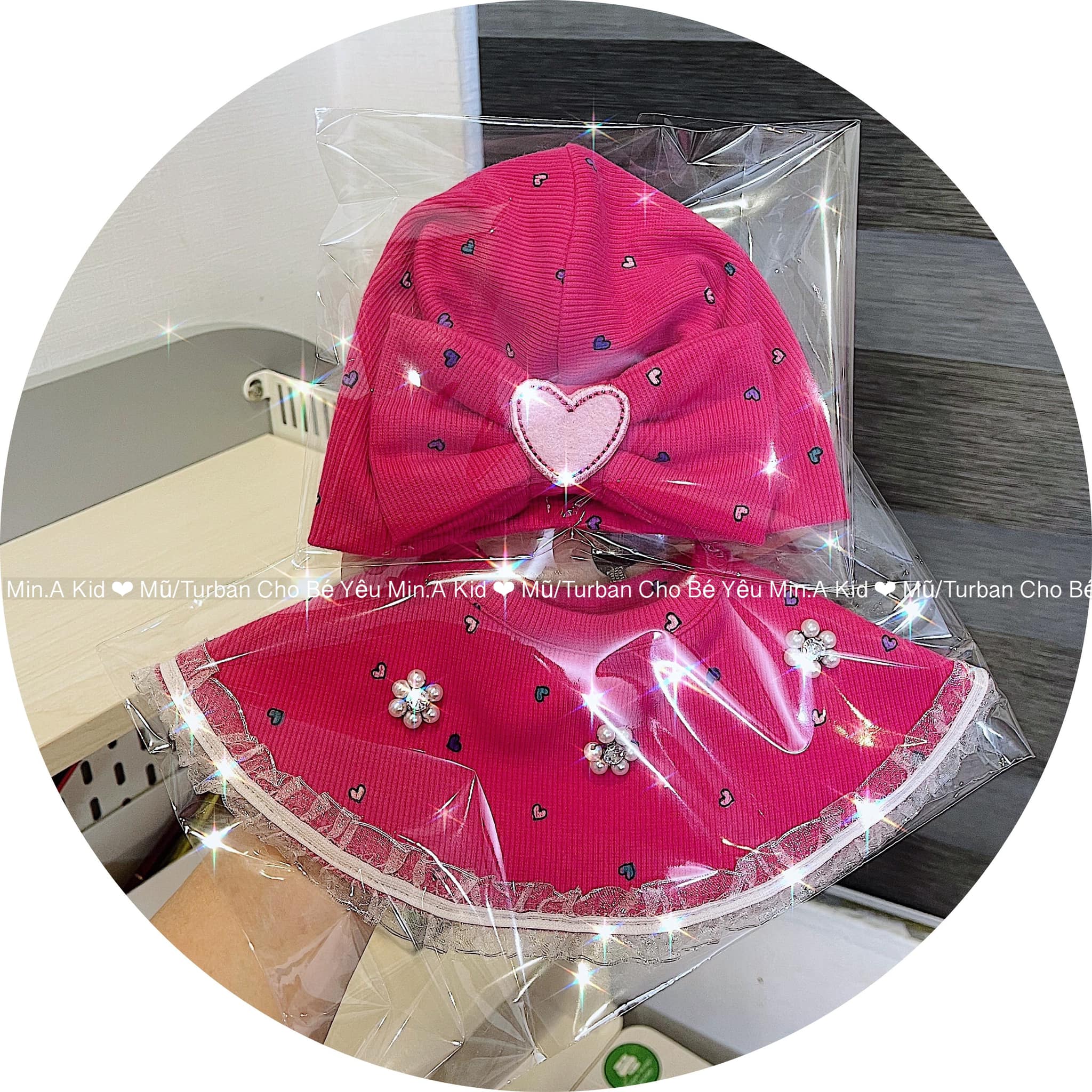 [???]  Min.A Kid – Mũ/Tuban Cho Bé Yêu  ?‍?❤️️?⭐️ Khách nhà tui xinh k có lối thoát
Ngắm mê mẩn thôiiii lạnh lạnh lôi cục bông ra làm điệu chụp choẹt kể cũng vui cực 
#feedback
 , shares-0✔️ , likes-2❤️️ , date-2024-12-07 18:09:01????????