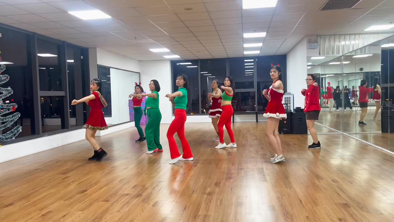 [???] Savary Yoga & Dance (Hà Nội) – Phòng tập yoga ? Top1Yoga ??‍♀️ Chỉ hơn 1 tháng nữa là đến Tết rồi. Chị em cùng qua Savary vắt m.ỡ thừa nhé!
Yoga ca 9h sáng cùng HLV Thu Hà!
———————–
SAVARY YOGA & PILATES , shares-0✔️ , likes-0❤️️ , date-2024-12-24 19:00:15????????