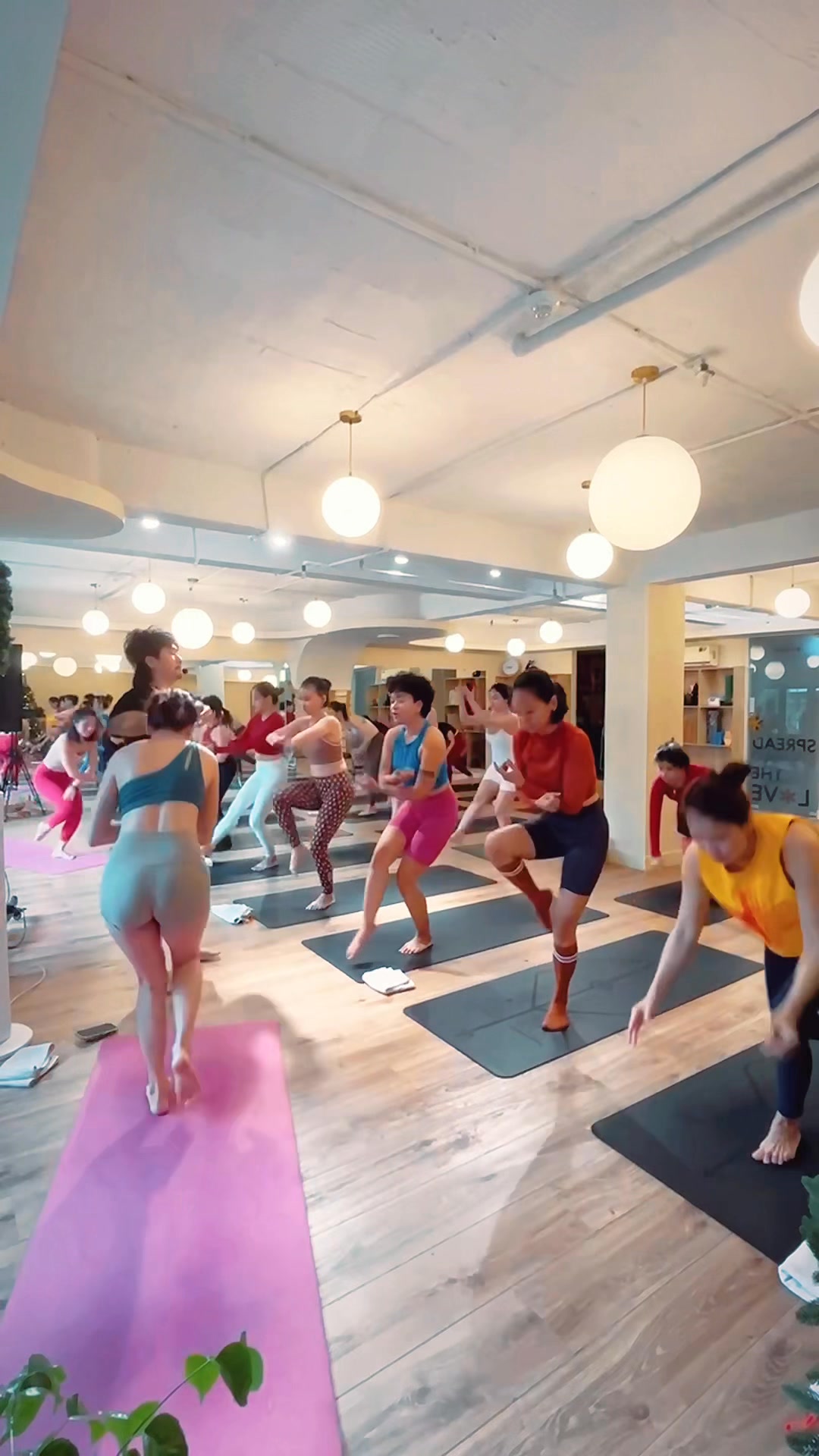 [???] ViVa Yoga & Fitness  ? Top1Yoga ??‍♀️ Giáng Sinh rực rỡ tại ViVa CN Quận 7

Christmas Dance Class tại ViVa CN Quận 7 đã bùng nổ với năng lượng và niềm vui bất tận! Dưới sự dẫn dắt đầy nhiệt huy , shares-0✔️ , likes-26❤️️ , date-2024-12-25 23:20:22????????