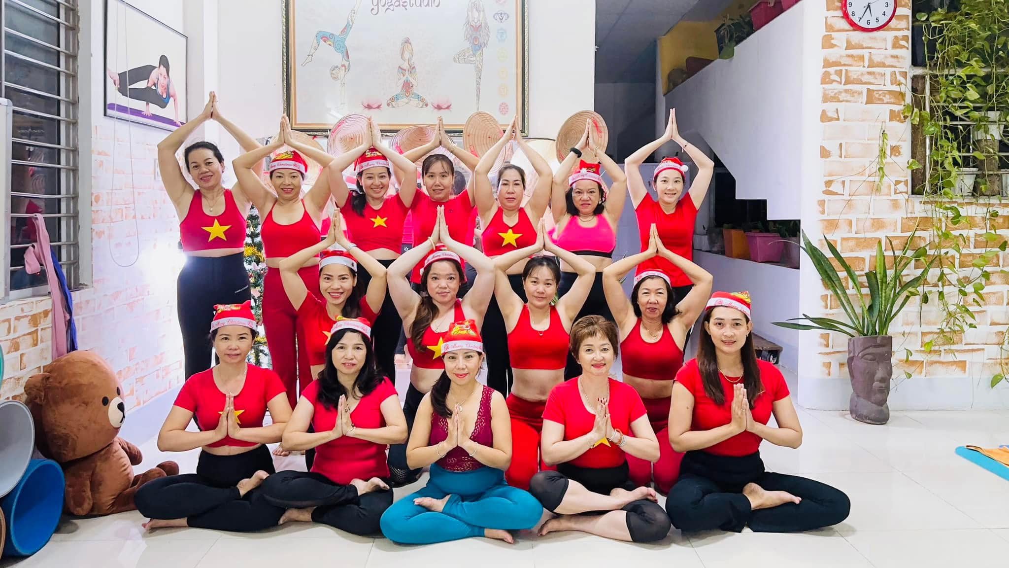 [🆕🇻🇳] Yoga Trị Liệu Loan Nguyen 🧘 Top1Yoga 🧘 Chúc mừng cả nhà Nôel vui vẻ hạnh phúc ấm áp bên gia đình thân yêu của mình nhé!!!
 , shares-0✔️ , likes-10❤️️ , date-2024-12-24 14:57:40🇻🇳🇻🇳🇻🇳📰🆕