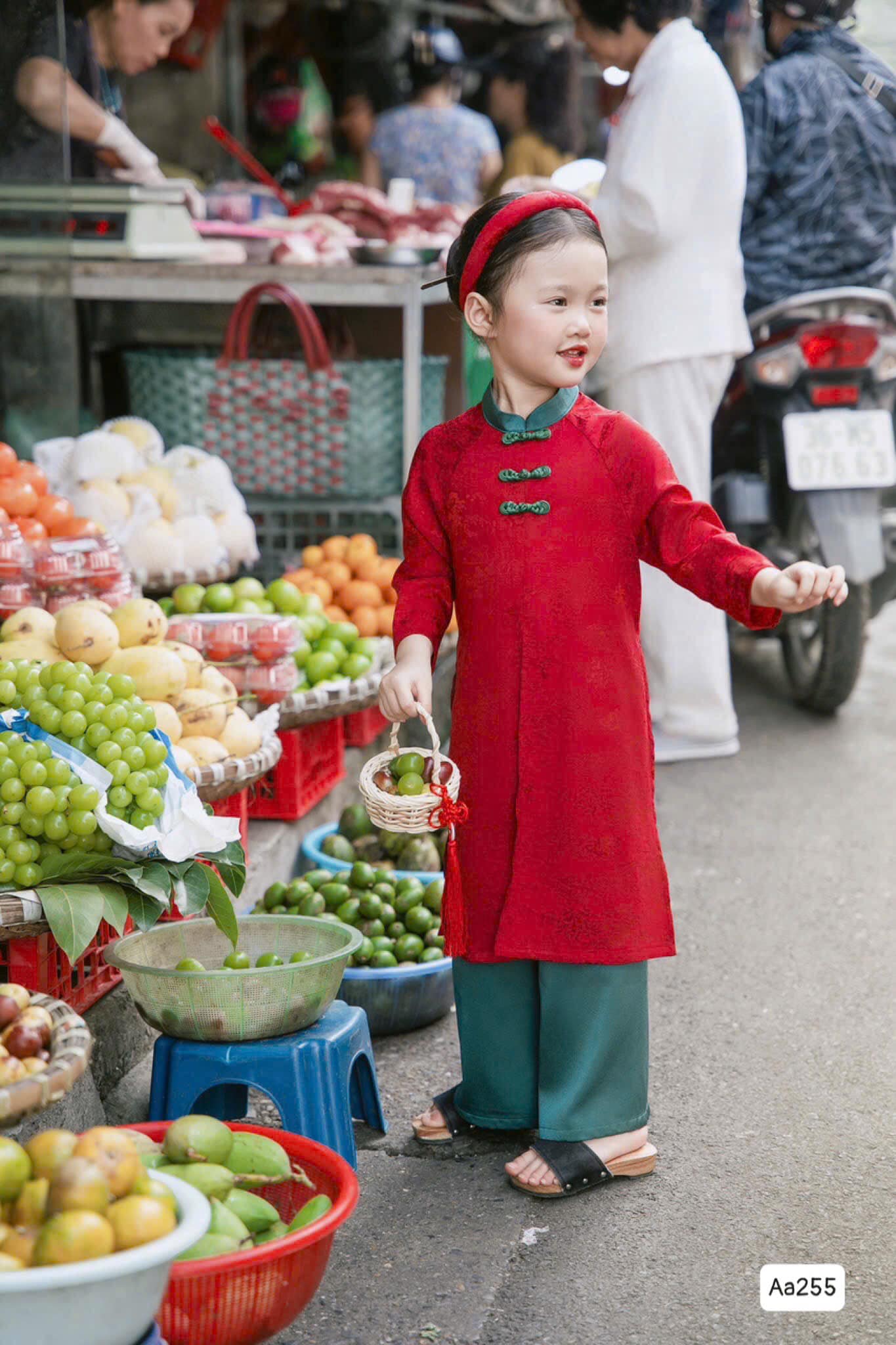 [???]  Thời trang trẻ em Zinzin Kid’s  ?‍?❤️️?⭐️ Áo dài Xuân Yên – đón Tết về. Tone đỏ may mắn chất liệu lụa in sơn thuỷ cao cấp mềm mịn, phối nét nút tàu sang trọng. 
Sét 3CT : Áo Dài + Quần +  bờm . 
Si , shares-0✔️ , likes-0❤️️ , date-2025-01-10 17:25:22????????