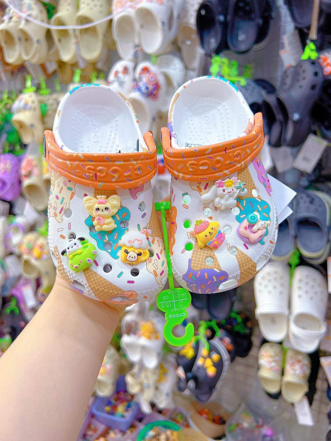 [🆕🇻🇳]  Aiko Kids – Thời Trang Cho Bé – Cửa hàng chuyên dép sục, giày lười và phụ kiện, charm gắn dép 🧑‍🧒❤️️👶⭐️ Suc kem ốc quế cho be 
Từ Size c7-j3 
#230k tang 6 charrm ngau nhien
 , shares-0✔️ , likes-3❤️️ , date-2025-01-10 18:31:41🇻🇳🇻🇳🇻🇳📰🆕