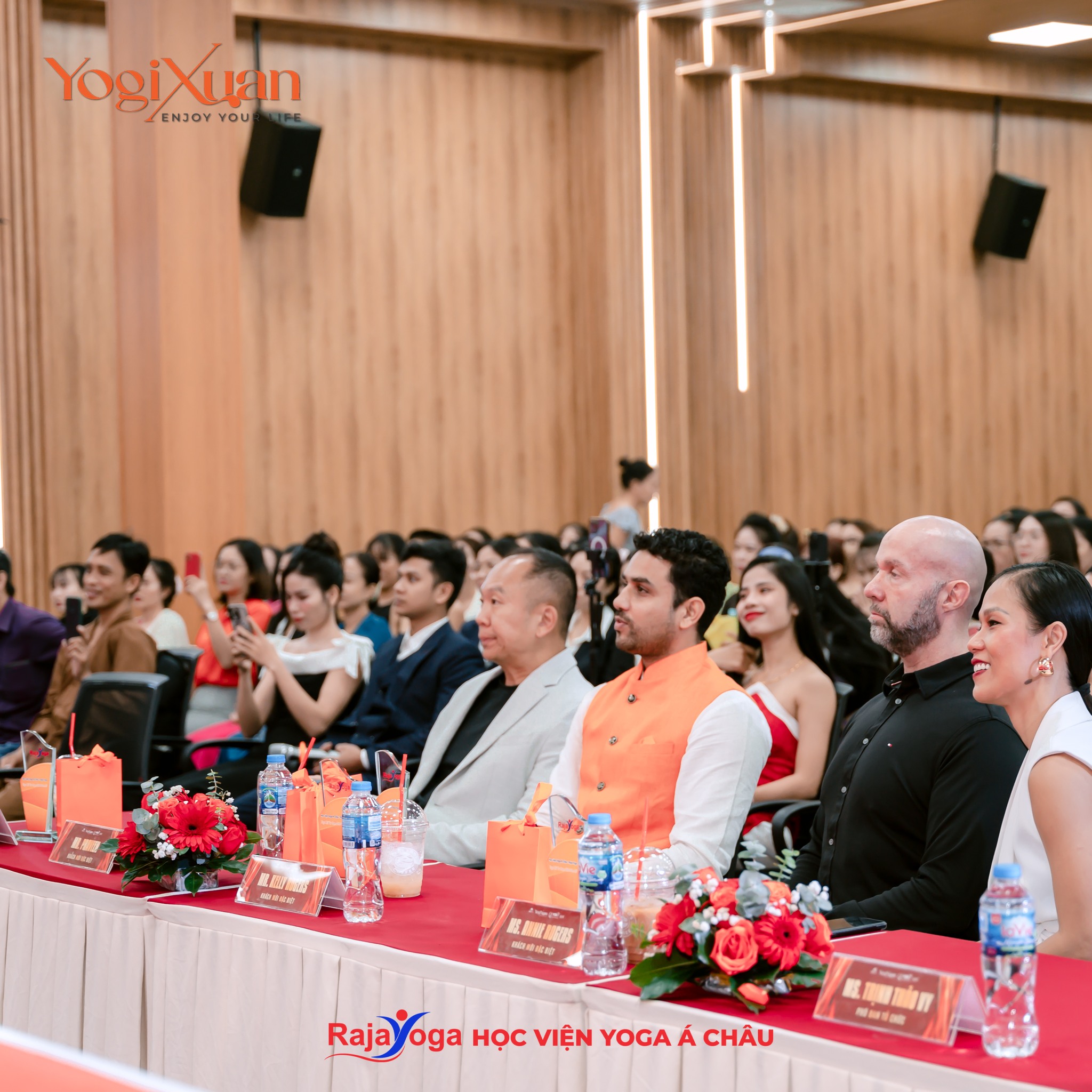 [???] ViVa Yoga & Fitness  ? Top1Yoga ??‍♀️  MÚA CỔ TRANG | THỜI KHẮC

 Bài múa Thời Khắc do các chị hội viên ViVa CN Quận 7 thể hiện đã mang đến những khoảnh khắc đầy cảm xúc và thần thái. 
 INBOX N , shares-0✔️ , likes-124❤️️ , date-2025-01-10 02:00:53????????