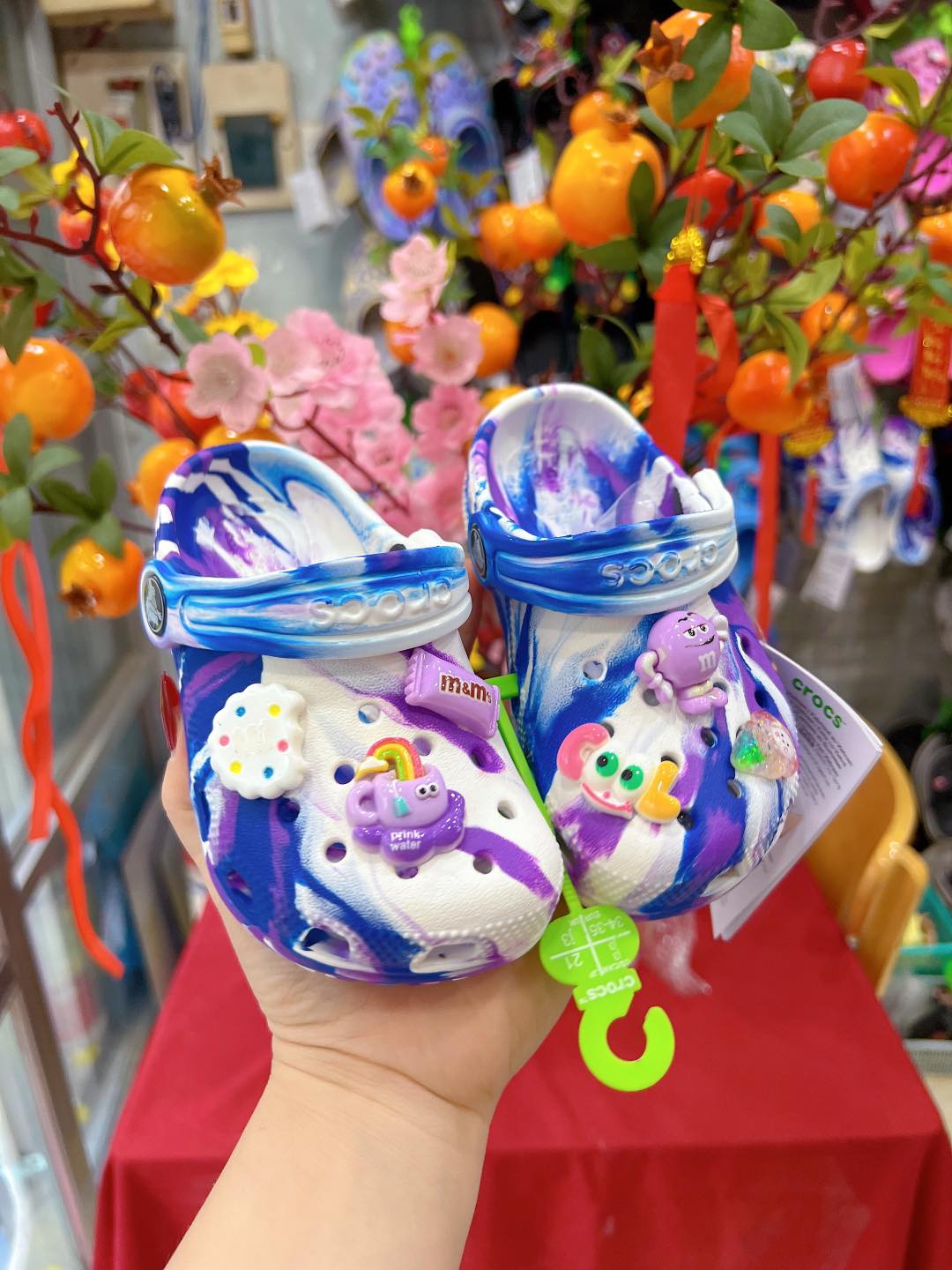 [🆕🇻🇳]  Aiko Kids – Thời Trang Cho Bé – Cửa hàng chuyên dép sục, giày lười và phụ kiện, charm gắn dép 🧑‍🧒❤️️👶⭐️ Các mẫu classic loang cho các bé đẹp xuất sắc luôn ca nha ơi, tranh thu ship sớm de kip nhan trước Tết nha 
Tu c7-j3 
Chi 2xx tang 6 charrm ngau nhien
 , shares-1✔️ , likes-3❤️️ , date-2025-01-17 06:00:38🇻🇳🇻🇳🇻🇳📰🆕