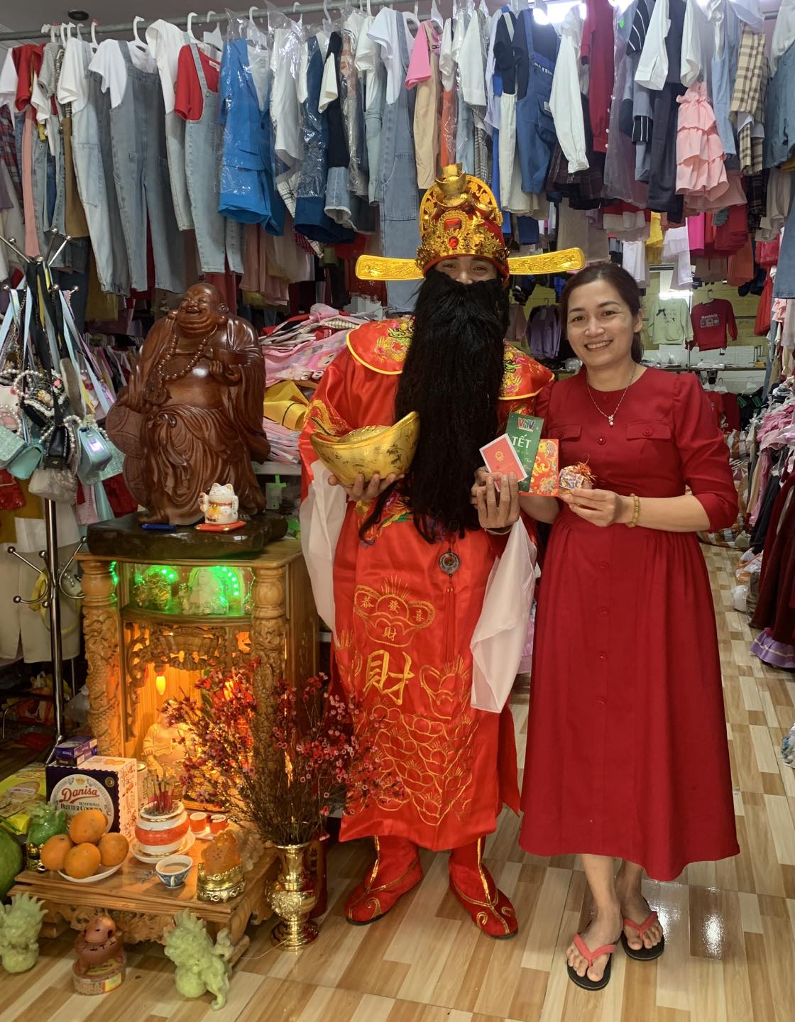 [🆕🇻🇳] Baby Shop Ngân Hà- Chuyên cung cấp,bán sỉ và lẻ đồ chơi,dụng cụ,quần áo trẻ em 🧑‍🧒❤️️👶⭐️ M8 Tết Thần tài tới gõ cửa phát lì xì, phát vàng, phát bìa đỏ, phát muối, phát gạo, phát lửa… 
Sau 10 phút có 1 c khách tới mở hàng mua 03 bộ đồ bơi 
Tất c , shares-0✔️ , likes-14❤️️ , date-2025-02-05 19:07:00🇻🇳🇻🇳🇻🇳📰🆕