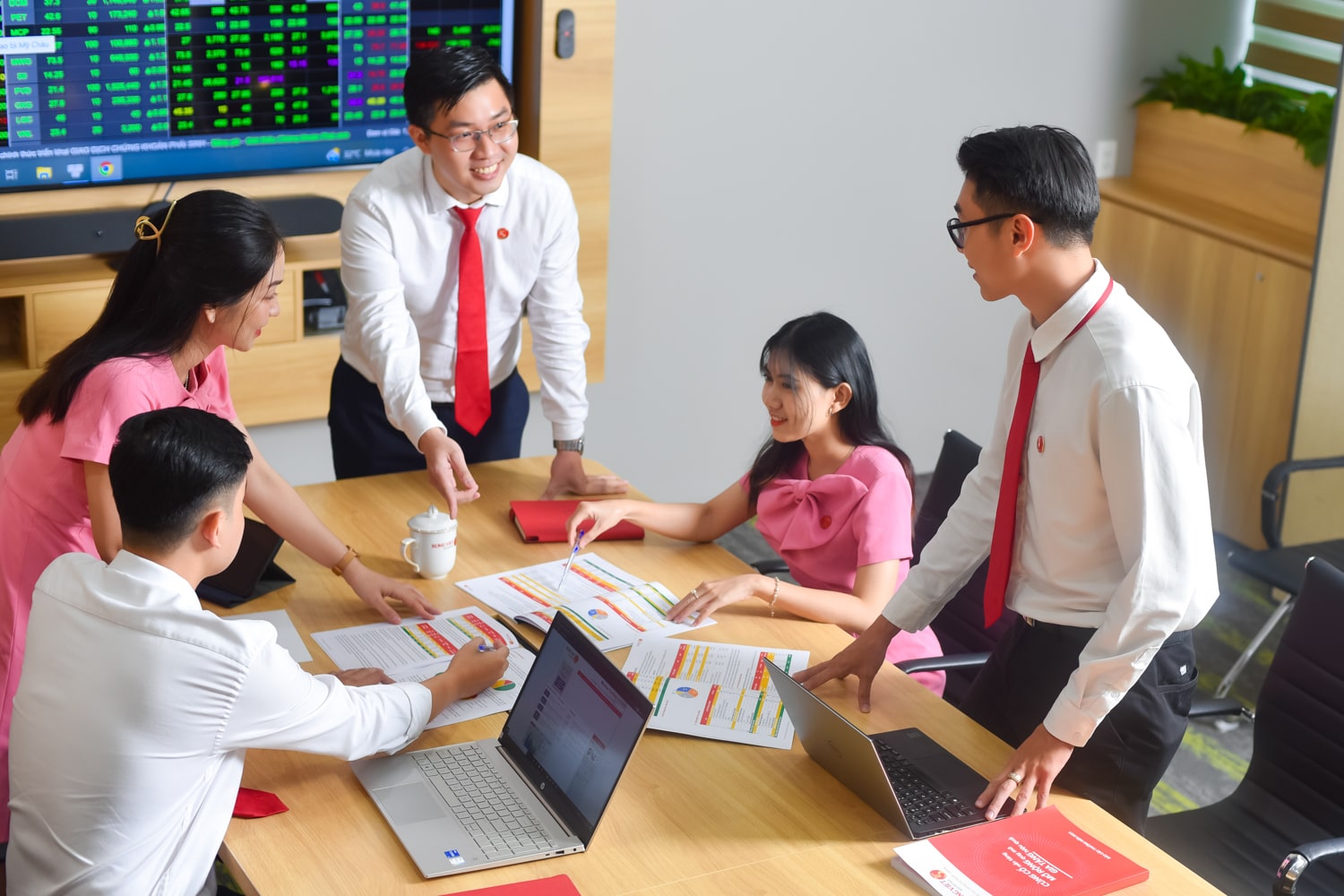 Kinh nghiệm chụp hình profile công ty cực chất lượng dành cho bạn