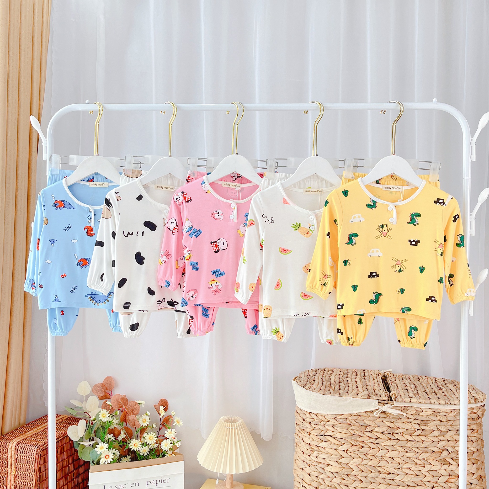 [🆕🇻🇳]  Tạp Hóa Cô Sương – chuyên mua bán các sản phầm quần áo, phụ kiện vintage dành cho bé 🧑‍🧒❤️️👶⭐️ Bow Xin chào cô chú, đã lâu rồi chúng ta không gặp nhau
Vì 1 số lí do, cửa hàng Bow’s mama địa chỉ Huỳnh Văn Bánh đã đóng cửa hơn 1 tháng rồi ạ. 
Mong thời , shares-1✔️ , likes-31❤️️ , date-2024-06-24 02:10:57🇻🇳🇻🇳🇻🇳📰🆕