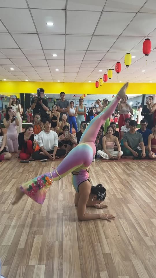 [🆕🇻🇳] Yoga Quỳnh Phạm – Chia sẻ kiến thức, kinh nghiệm luyện tập về yoga 🧘 Top1Yoga 🧘 Biểu diễn chào mừng: Festival yoga mùa Xuân 2025- Hồ Chí Minh
Kiện Tướng Yoga Quốc Gia: THIÊN BÁCH DIỆP , shares-0✔️ , likes-26K❤️️ , date-2025-03-23 15:43:21🇻🇳🇻🇳🇻🇳📰🆕