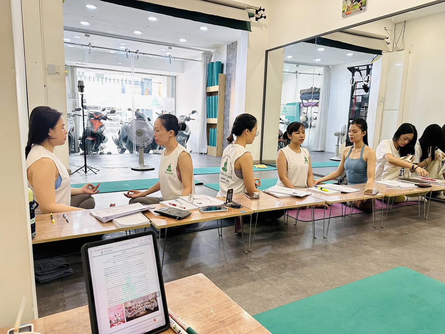 [🆕🇻🇳] Học Viện YMT  🧘 Top1Yoga 🤸🏻‍♀️  𝐁𝐮𝐨̂̉𝐢 𝐡𝐨̣𝐜 𝐏𝐡𝐞́𝐩 𝐇𝐢́𝐭 𝐓𝐡𝐨̛̉ đ𝐚̂̀𝐮 𝐭𝐢𝐞̂𝐧 – 𝐋𝐨̛́𝐩 𝐊𝟏𝟐 𝐇𝐋𝐕 𝐘𝐨𝐠𝐚 𝟐𝟎𝟎𝐡 

Hơi thở là nền tảng của yoga, là sợi dây gắn kết thân – tâm – trí.

Trong buổi học hô , shares-2✔️ , likes-12❤️️ , date-2025-09-14 17:12:21🇻🇳🇻🇳🇻🇳📰🆕