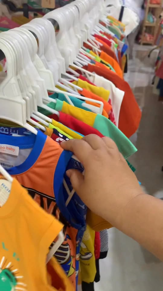 [🆕🇻🇳]  Momi Care – Siêu thị mẹ và bé Phú Mỹ 🧑‍🧒❤️️👶⭐️ Shop em vẫn còn sale lớn nha Mom ơi 

Dẫn bé ra lựa đồ chơi và đồ dùng học tập đi ạ , shares-0✔️ , likes-7❤️️ , date-2025-10-18 17:32:02🇻🇳🇻🇳🇻🇳📰🆕