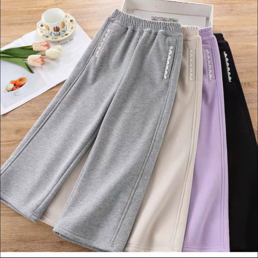 [???]  Bé Xinh Shop – Trang Phục Đẹp Cho Bé Yêu Của Bạn  ?‍?❤️️?⭐️ Áo khoác nỉ cho bé từ 25-55 kg
. Chất liệu vải nỉ đẹp, mềm mịn.
. Kiểu dáng khỏe mạnh. Áo có 2 lớp.
. Size từ 140-170 (25-55kg)
 , shares-3✔️ , likes-5❤️️ , date-2025-12-02 18:03:00????????