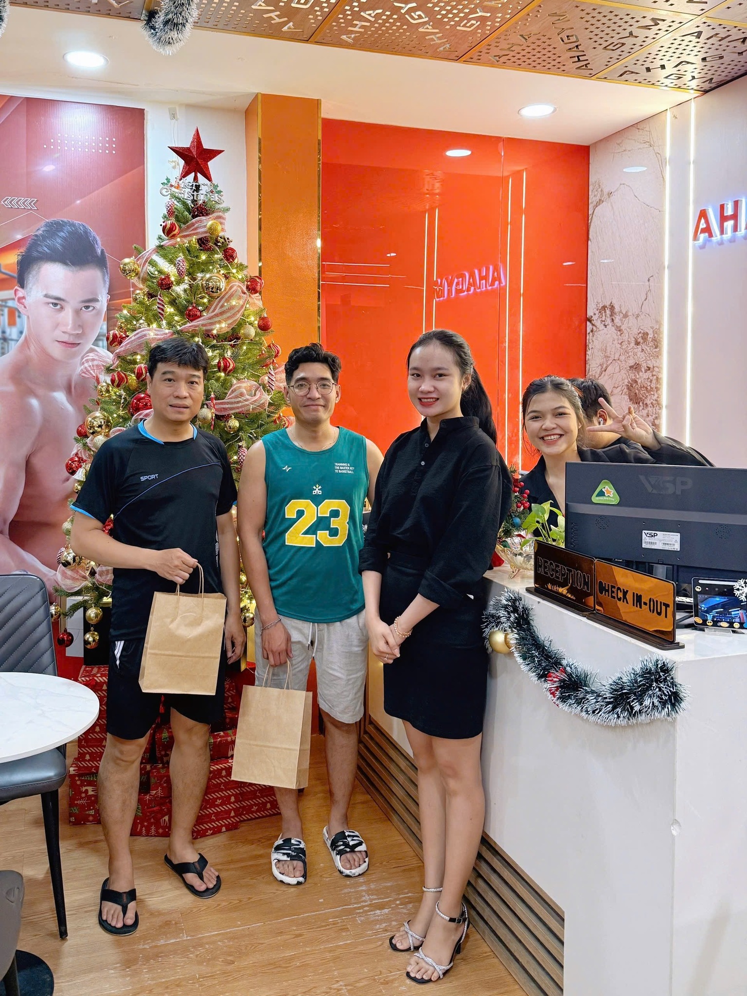 [🆕🇻🇳]  Ahagym Bùi Đình Tuý  ? Top1Yoga ??‍♀️  Noel này có quà liền tay! 
Nhanh tay đăng ký ngay hôm nay để tập Gym – Yoga – Dance – Boxing thoải mái 
Vừa vận động khỏe người, vừa nhận quà Giáng Sinh s , shares-0✔️ , likes-2❤️️ , date-2025-12-19 18:08:43🇻🇳🇻🇳🇻🇳📰🆕