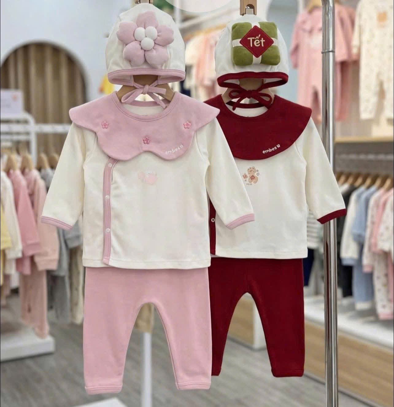 [🆕🇻🇳] NEY Kids Huế – Chuyên thời trang trẻ em phong cách Hàn Quốc 🧑‍🧒❤️️👶⭐️ Áo dài ơi 
Mã này gấm lụa in hoa cao cấp mềm mại, xịn xò lắm ạ, 10-42Kg!
 Sẵn ạ
 , shares-0✔️ , likes-2❤️️ , date-2025-12-22 15:32:39🇻🇳🇻🇳🇻🇳📰🆕